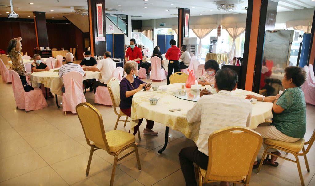 大霹雳封面主文/食材飙酒楼成本增 挑伦敦鸭黑毛猪酒席开销降两成