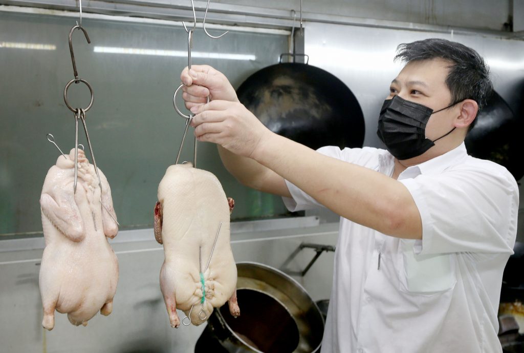 大霹雳封面主文/食材飙酒楼成本增 挑伦敦鸭黑毛猪酒席开销降两成