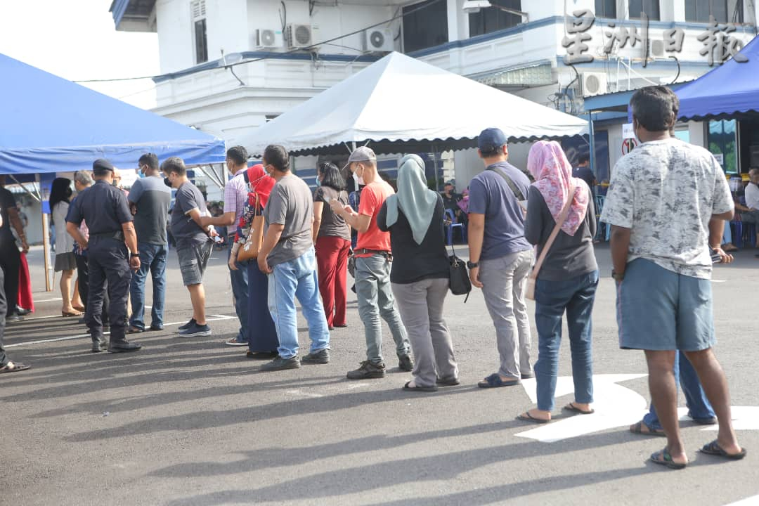 大霹雳时事焦点／交警罚单扣80%引力大 周末一早民众涌警局缴罚款