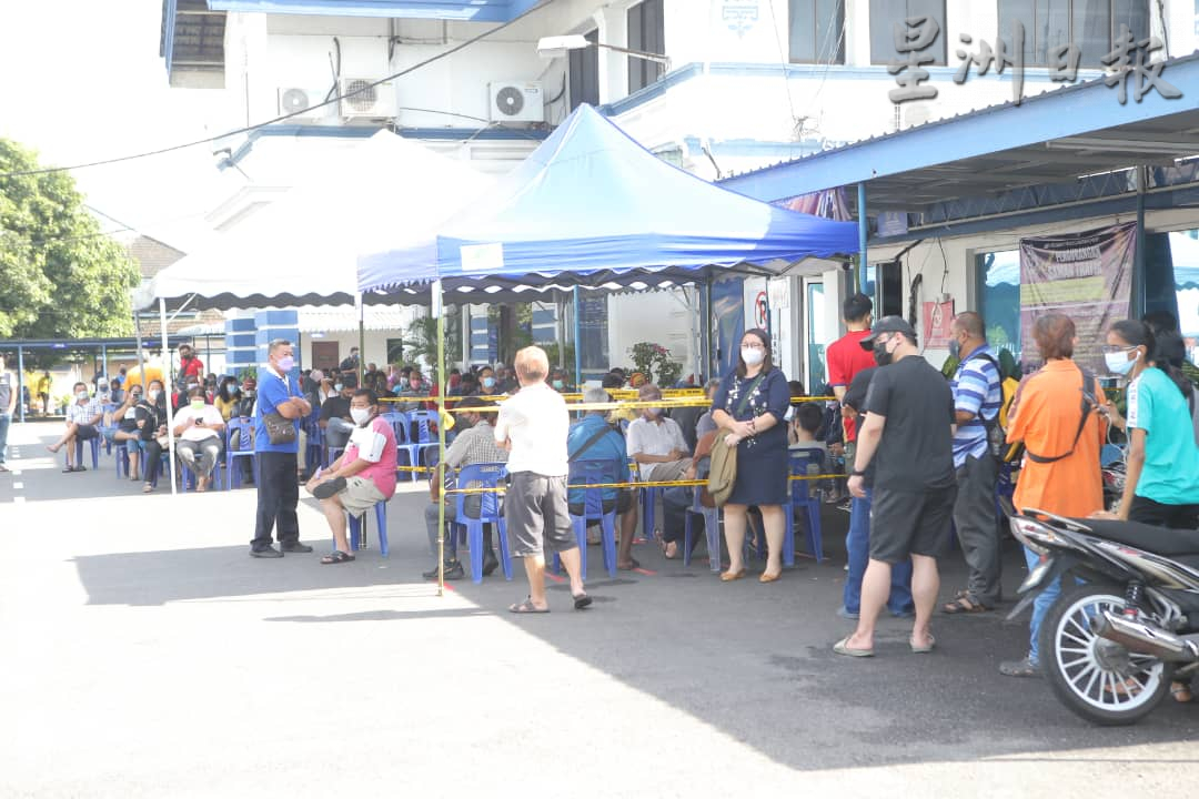 大霹雳时事焦点／交警罚单扣80%引力大 周末一早民众涌警局缴罚款