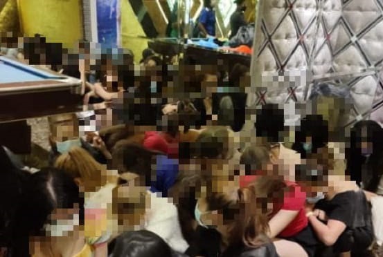 大霹雳时事焦点/霹移民局突击娱乐场所逮35人 28无证陪坐女郎藏密室被识破