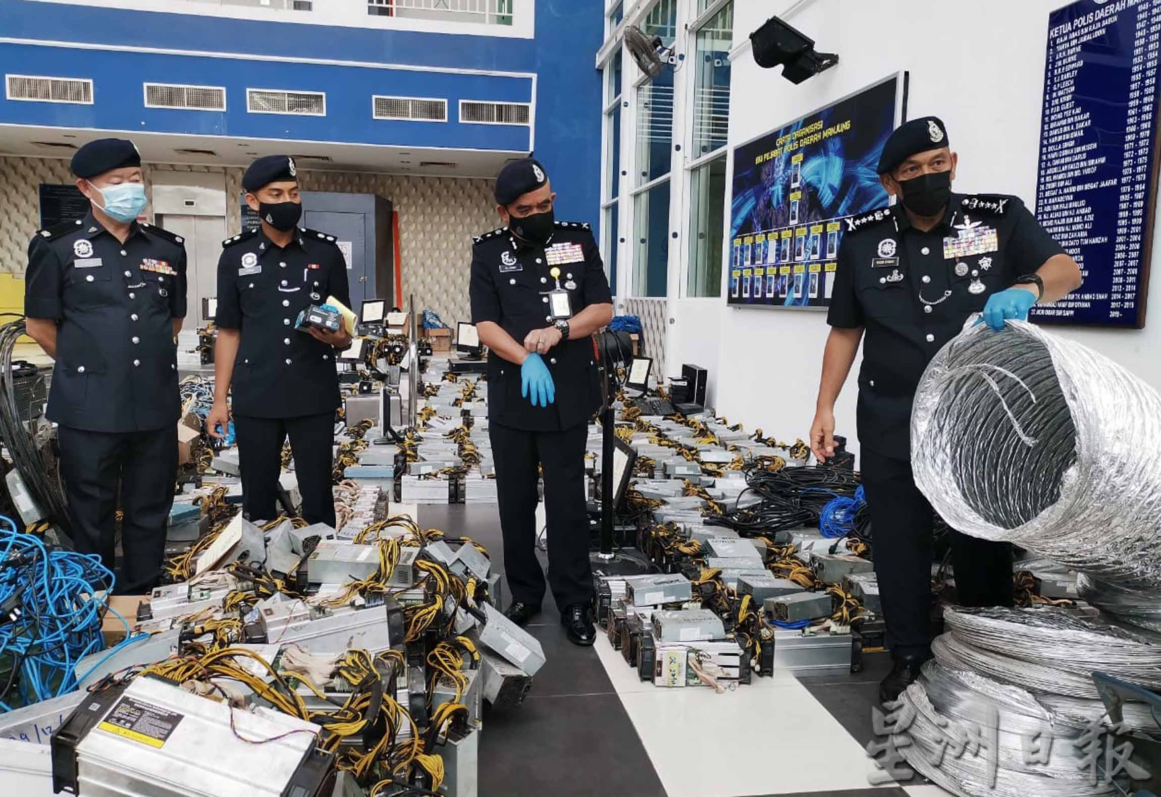 大霹雳时事焦点/霹警到曼绒取缔非法“挖矿” 起获1720台值350万挖矿机