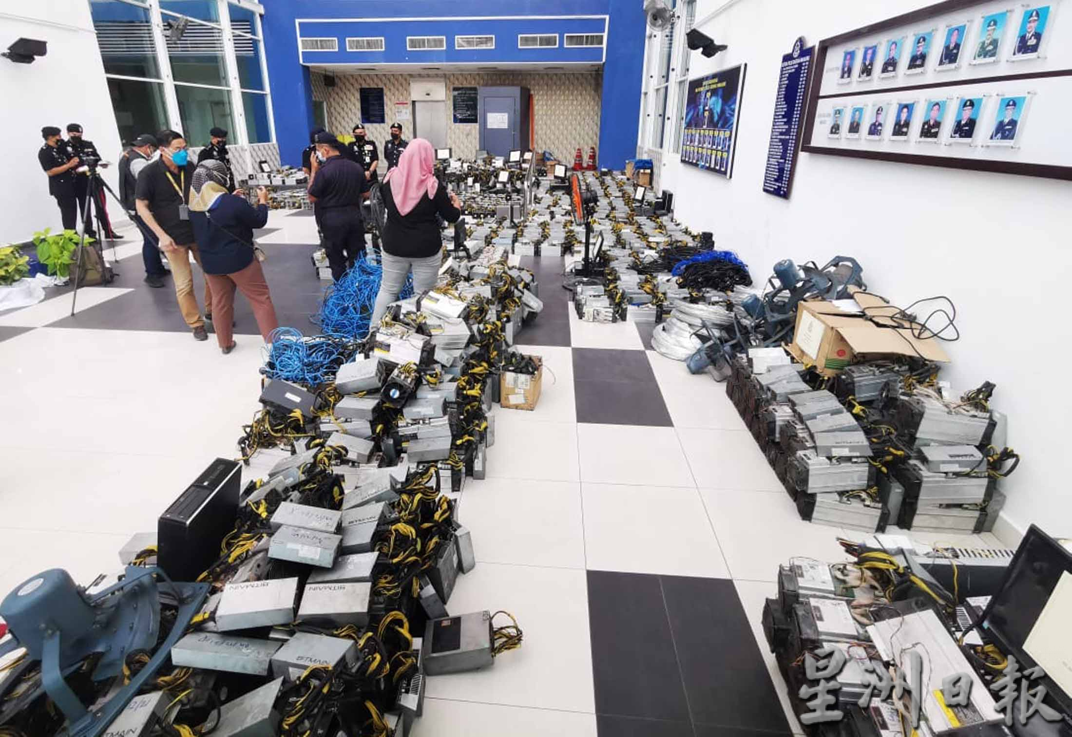 大霹雳时事焦点/霹警到曼绒取缔非法“挖矿” 起获1720台值350万挖矿机