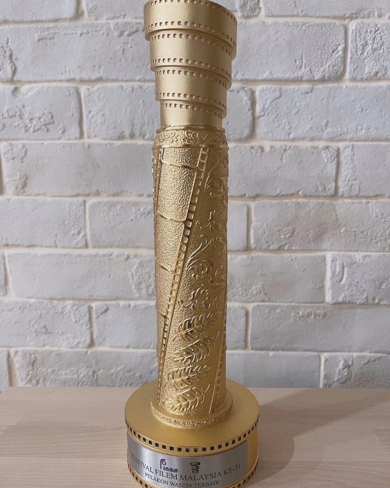 大马电影节影后奖座到手 李心洁与《夕雾花园》团队分享荣耀