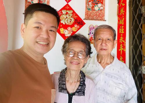 夫2年没回家见孩子 妻子哭求“大家别再抢票了”