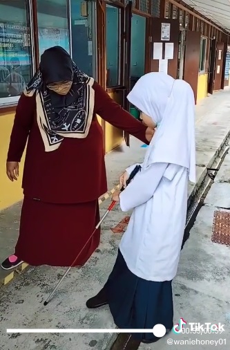 失明小学生跨沟遇挑战 老师耐心引导暖心