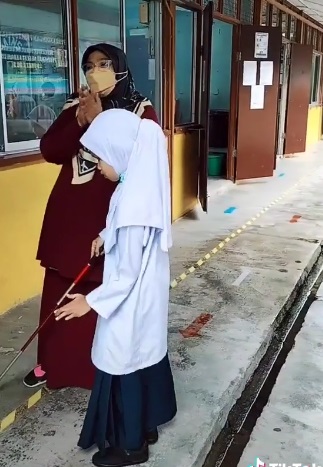 失明小学生跨沟遇挑战 老师耐心引导暖心