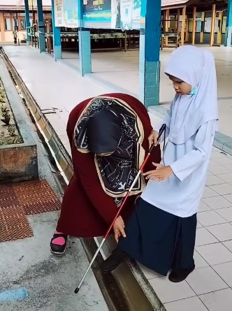 失明小学生跨沟遇挑战 老师耐心引导暖心