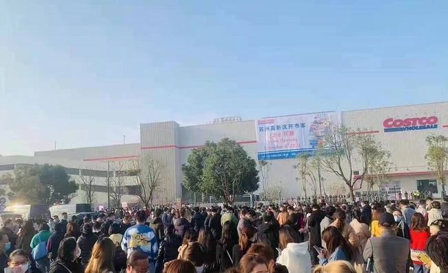 夸张 Costco苏州店开业 有人凌晨3点排队 现场配救护车