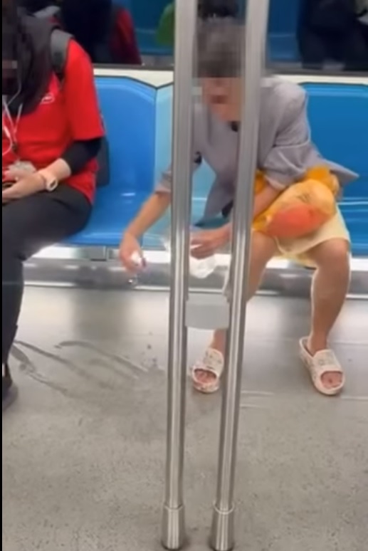 女乘客车厢倒水洗手失文明 RAPID KL神回:“车厢未升级为洗手间”