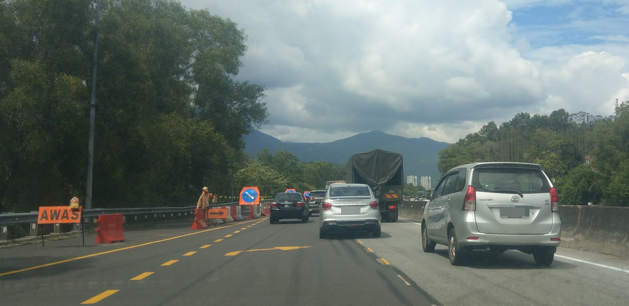 安邦-九洞路路崩关1车道 工程局：立即维修作为短期方案