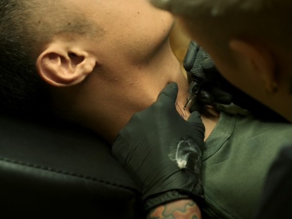 将挚爱刺上身 余文乐曝光背后故事落泪