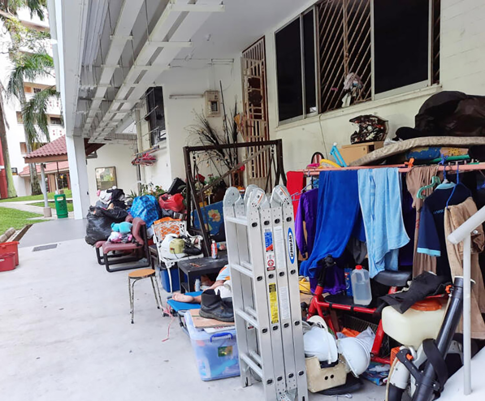 居民指邻居走廊当睡房　深夜群聚谈天唱歌