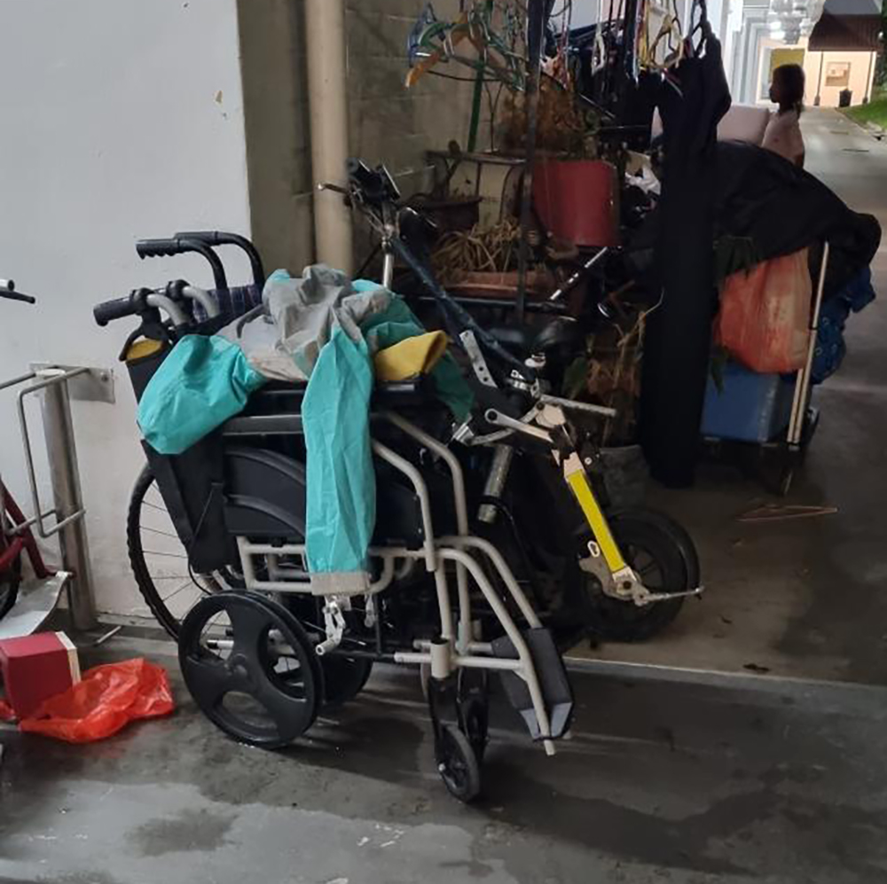 居民指邻居走廊当睡房　深夜群聚谈天唱歌