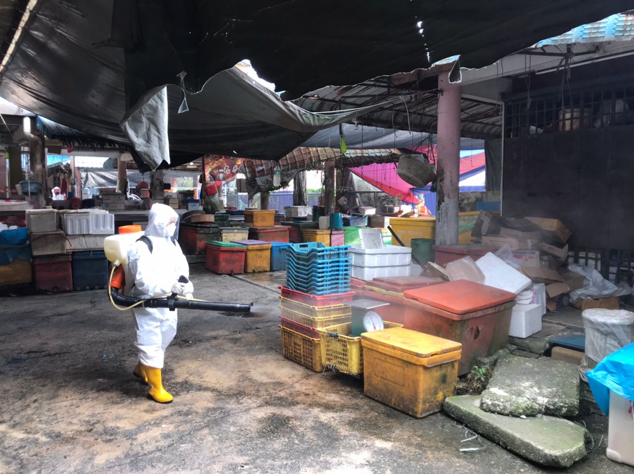 **已签发**柔:**显刊**:麻坡巴冬巴刹鱼贩摊6人确诊,34摊位关闭一周