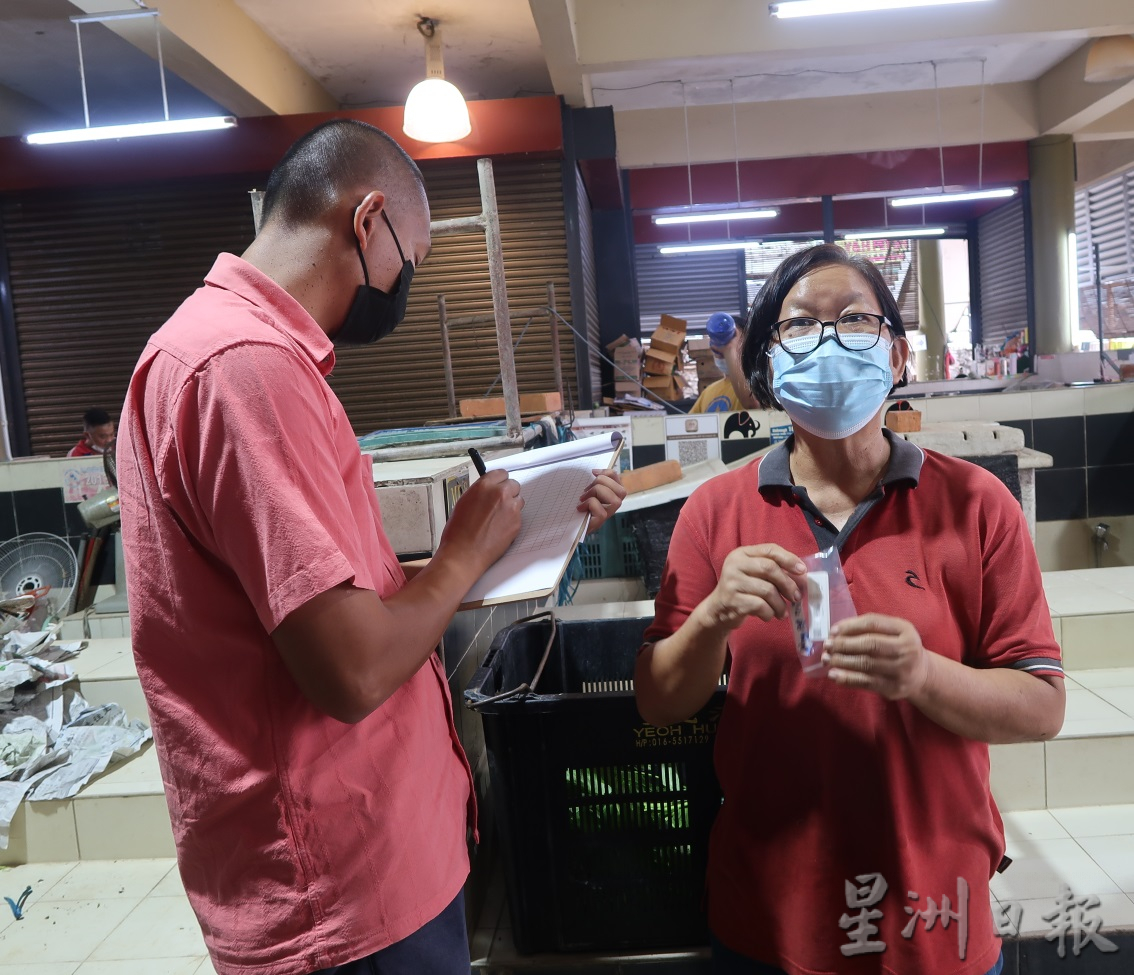 **已签发(请置头条)**柔︰第三版次头:业者员工每周检测,昔巴刹新制防疫