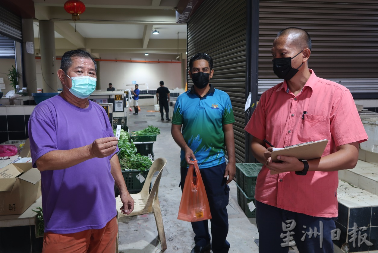 **已签发(请置头条)**柔︰第三版次头:业者员工每周检测,昔巴刹新制防疫