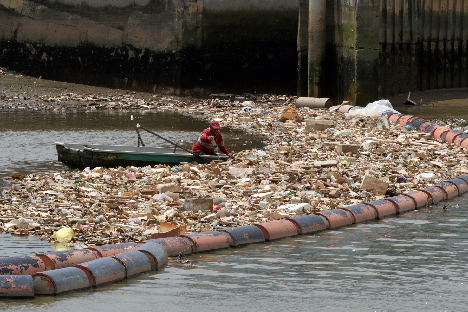 **已签发(请置头条)**柔:封面(2文之一,主文):新山市长:辖下水灾黑区不少于10个,尤其是在沿河非法木屋区