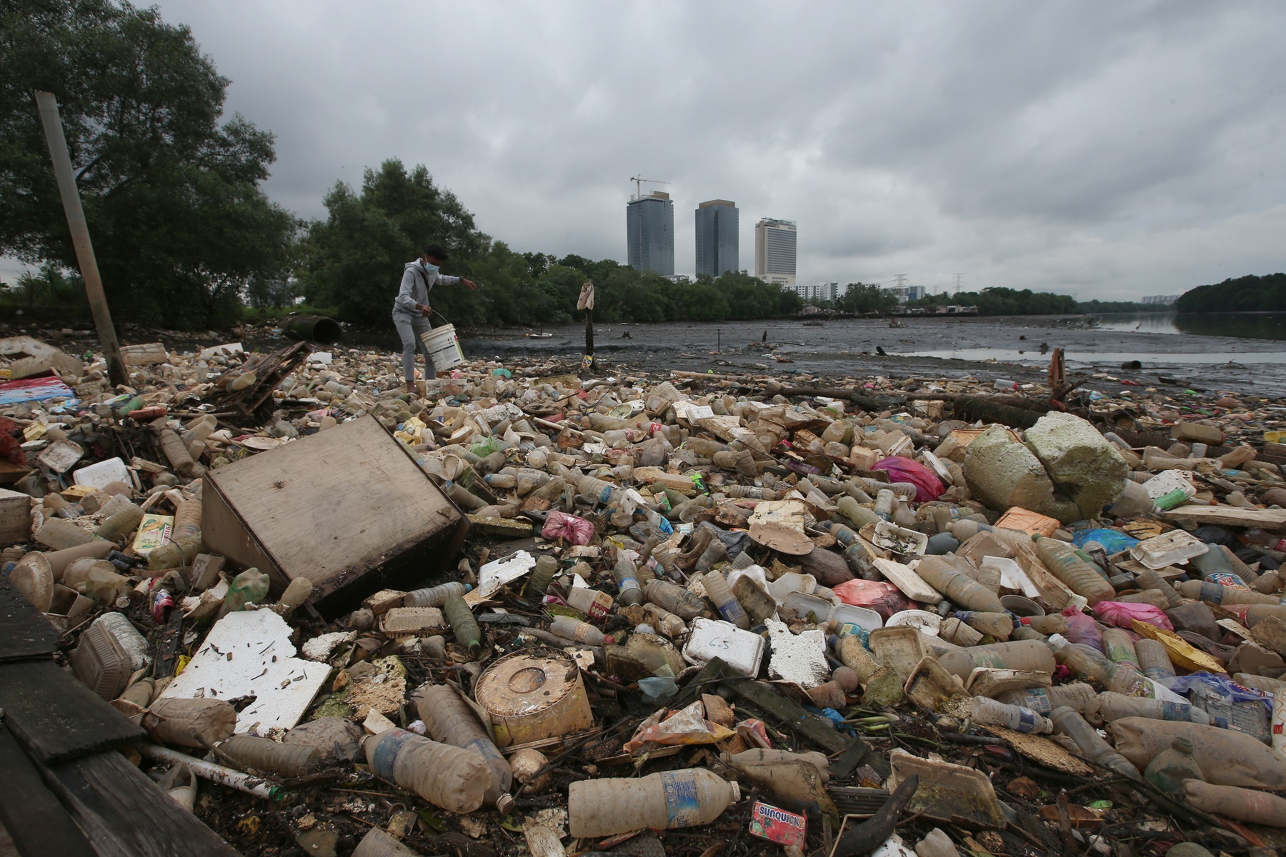 **已签发(请置头条)**柔:封面(2文之一,主文):新山市长:辖下水灾黑区不少于10个,尤其是在沿河非法木屋区