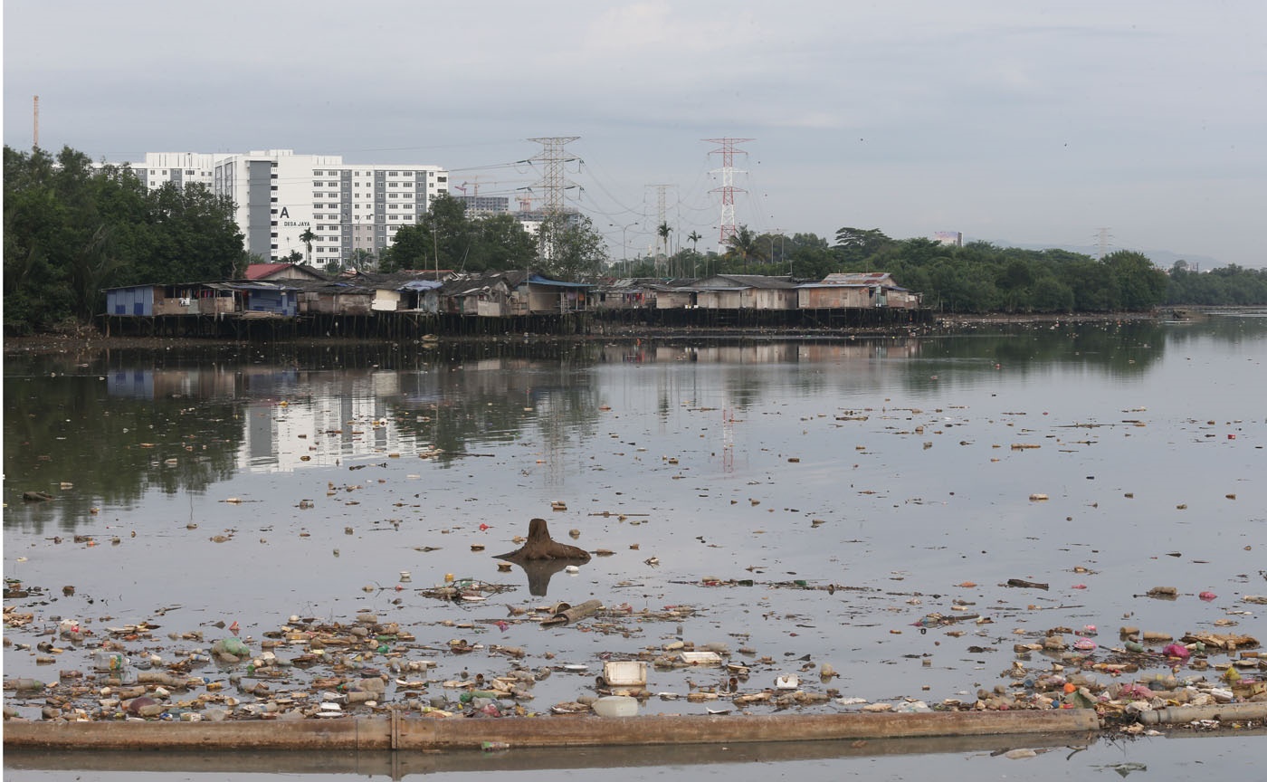 **已签发(请置头条)**柔:封面(2文之一,主文):新山市长:辖下水灾黑区不少于10个,尤其是在沿河非法木屋区