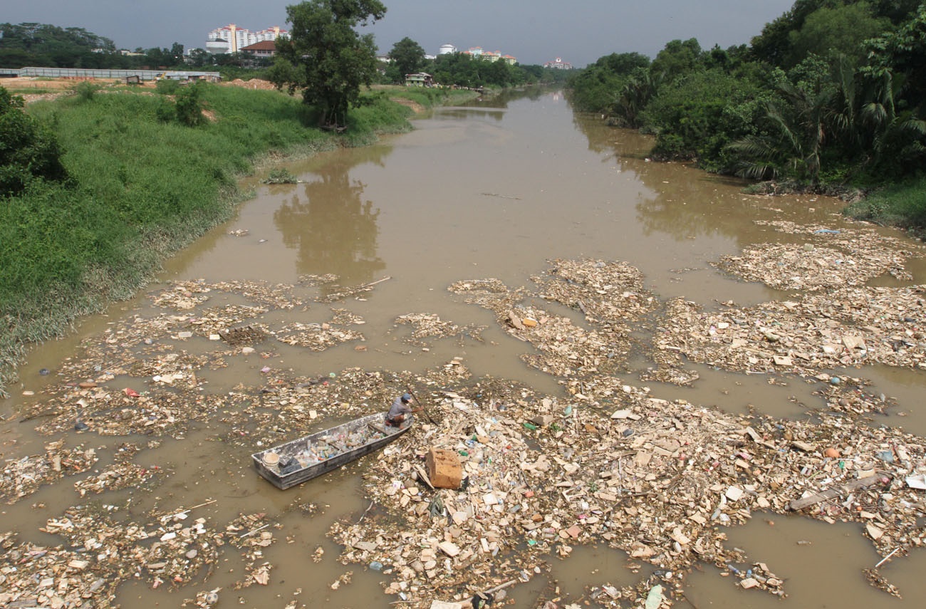 **已签发(请置头条)**柔:封面(2文之一,主文):新山市长:辖下水灾黑区不少于10个,尤其是在沿河非法木屋区