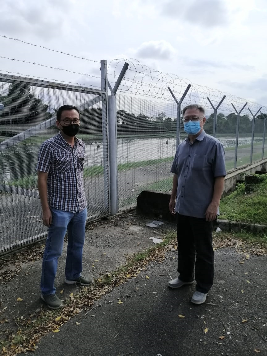 **已签发(请置头条)**柔:封面:【民生特工队】:化粪池飘臭多年居民难忍,日日紧关门窗“防臭”