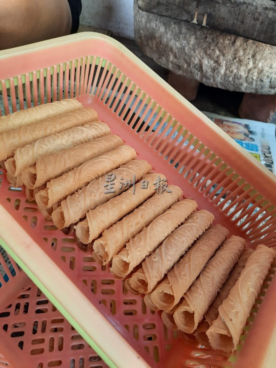 **已签发(请置头条)**柔:封面:【特稿】:新年必吃古早味,东甲“家婆碳烤蛋卷”传承三代