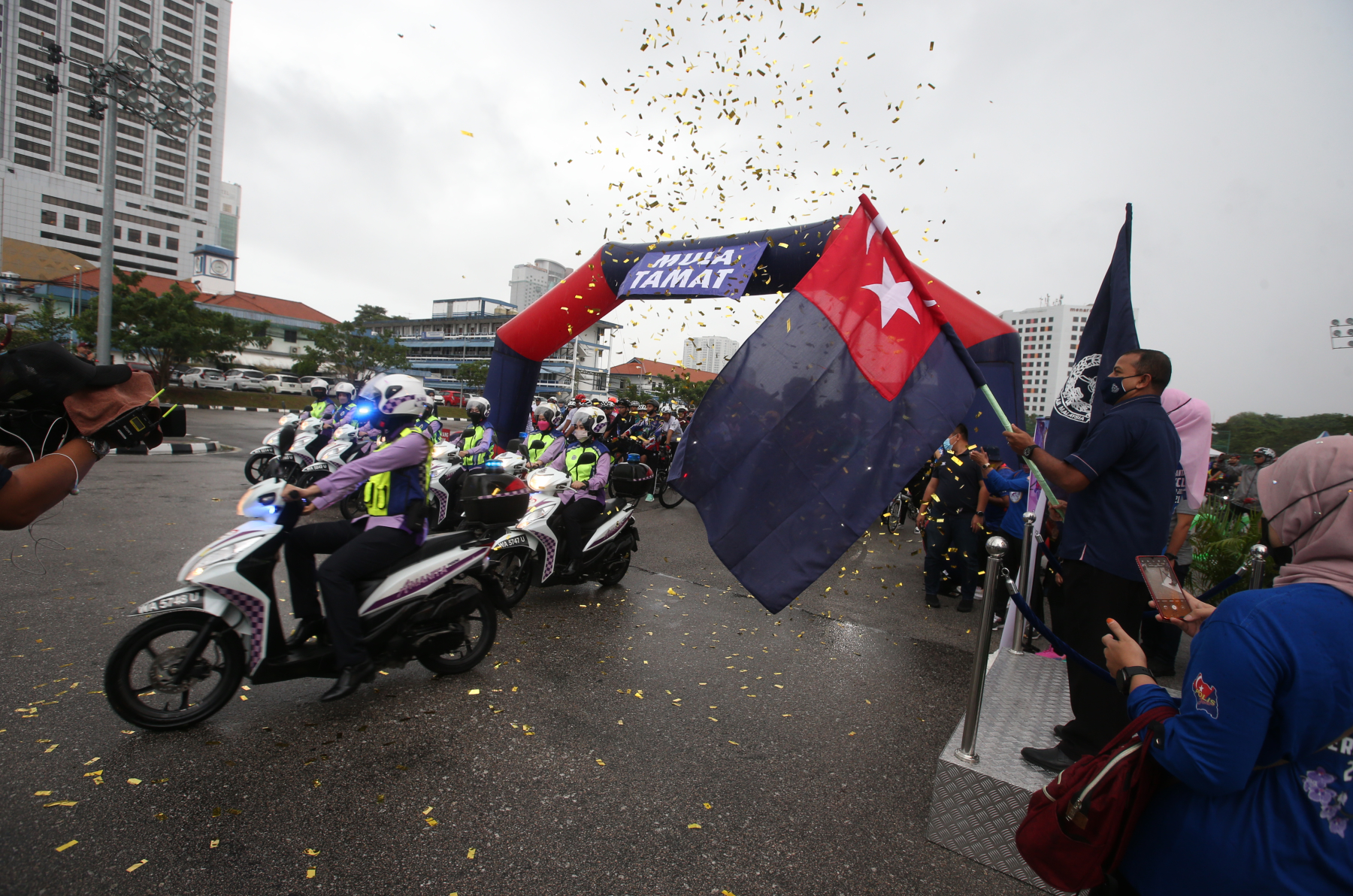 **已签发(请置头条)**柔:第三版头条:动员4309警力,随时救灾;柔总警长:已做好准备应对水灾