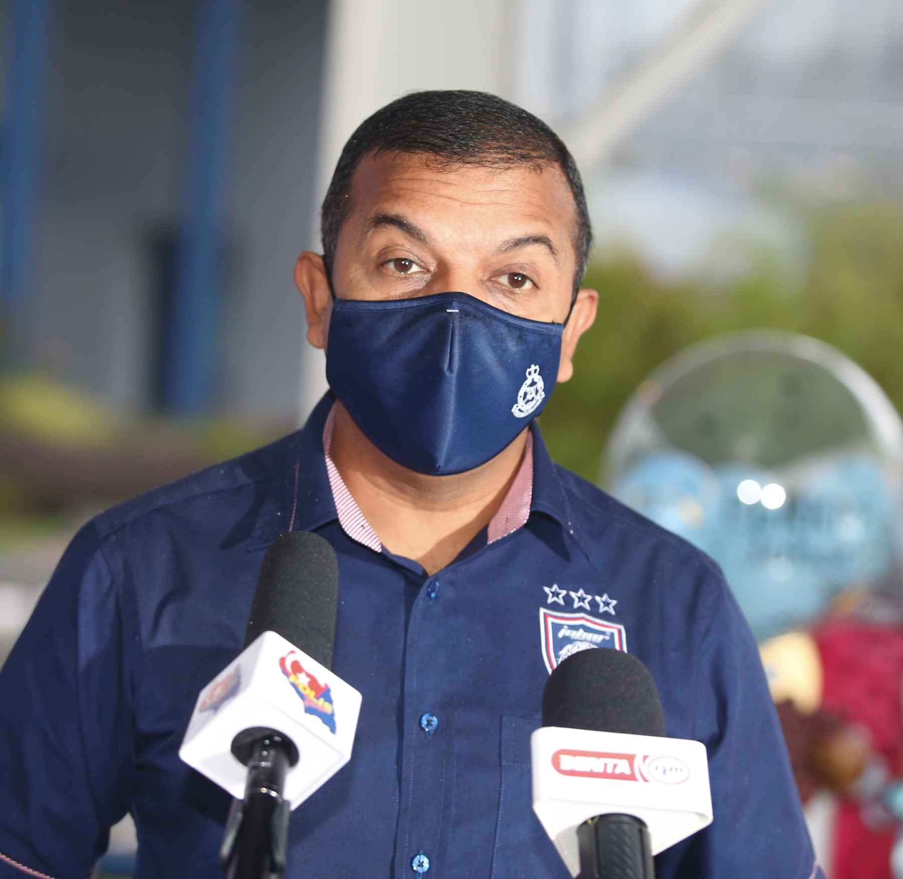 **已签发(请置头条)**柔:第三版头条:动员4309警力,随时救灾;柔总警长:已做好准备应对水灾