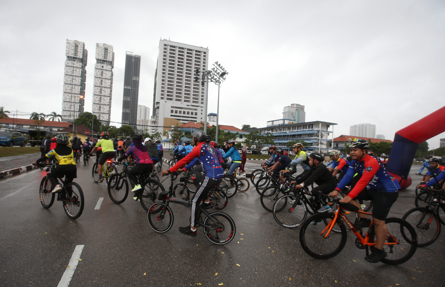 **已签发(请置头条)**柔:第三版头条:动员4309警力,随时救灾;柔总警长:已做好准备应对水灾