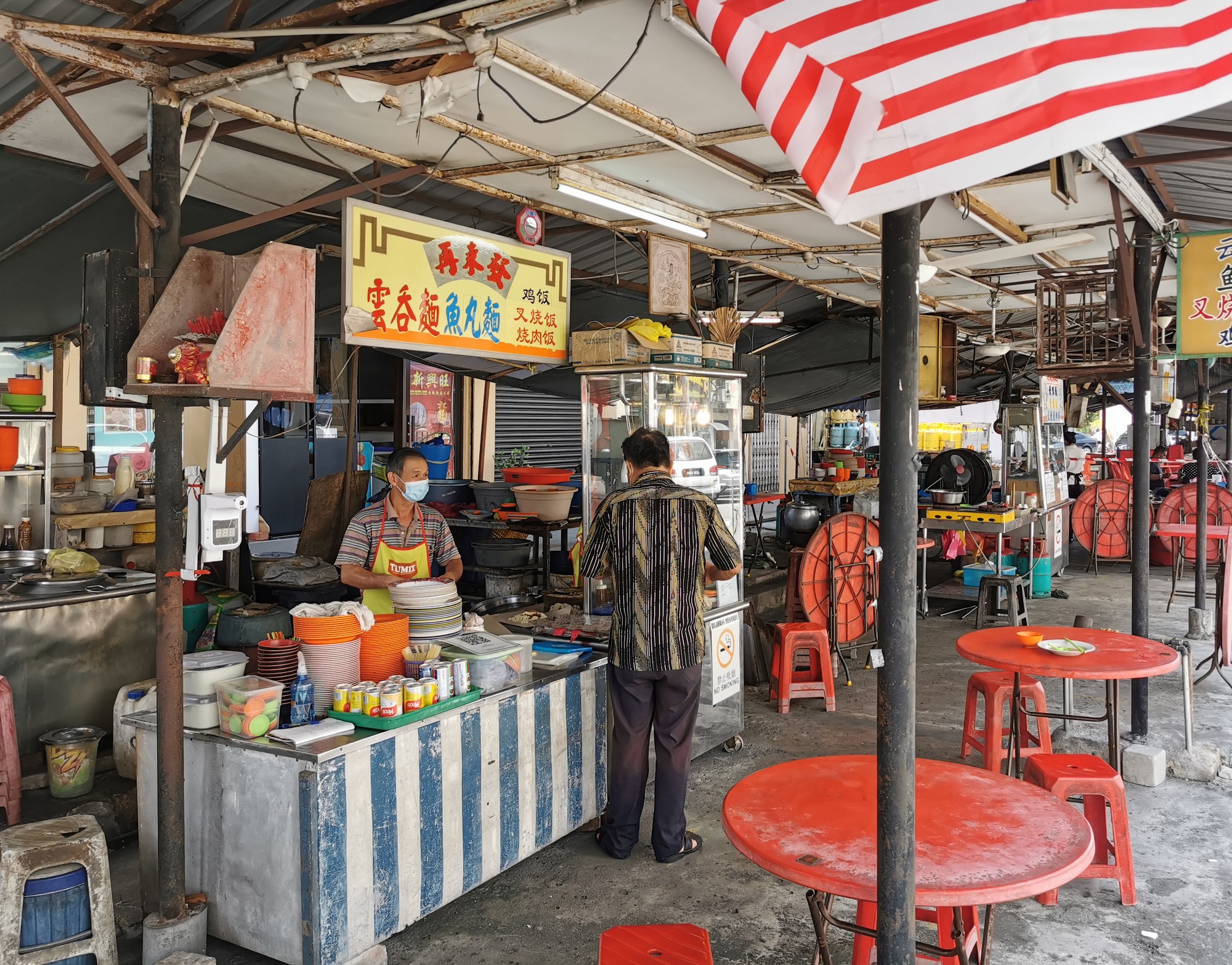 **已签发(请置头条)**柔:第二版头条:峇市会另觅适当营业地点,贪吃街小贩最快半年后搬迁