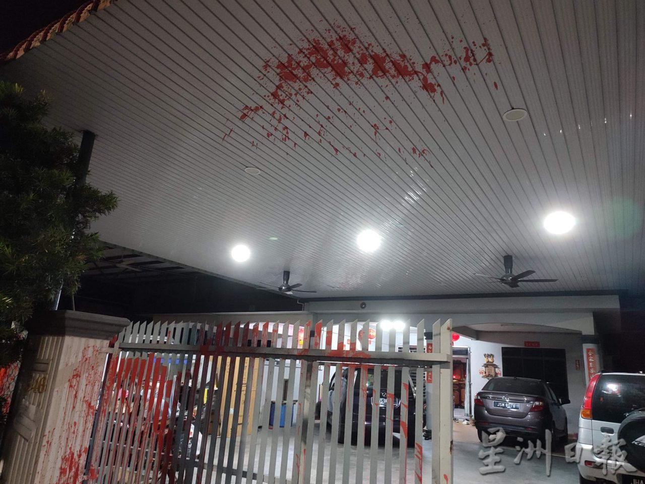 **已签发(请置头条)**柔:第二版头条:新加坡亲戚陷阿窿骗局,麻坡亲戚家被泼红漆