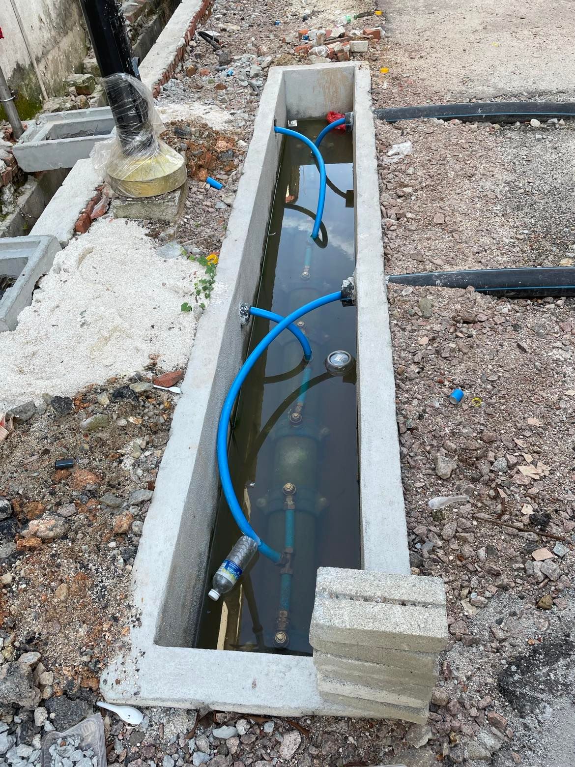 **已签发（请置头条）**柔：第二版头条：銮创意后巷翻新工程近尾声，明起铺人行道料农历新年前完工