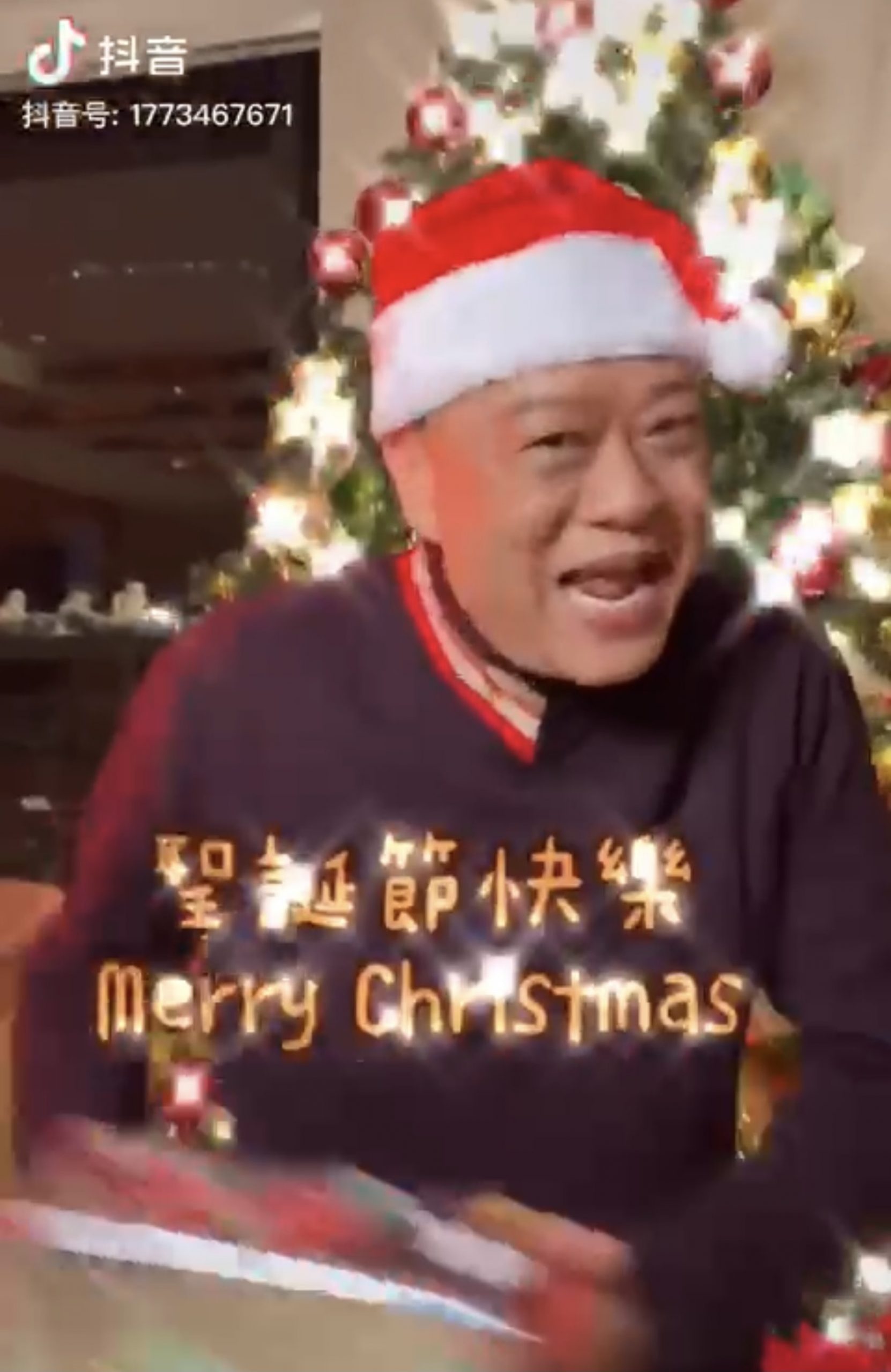 庆圣诞引2万留言责骂 欧阳震华1个Emoji化解