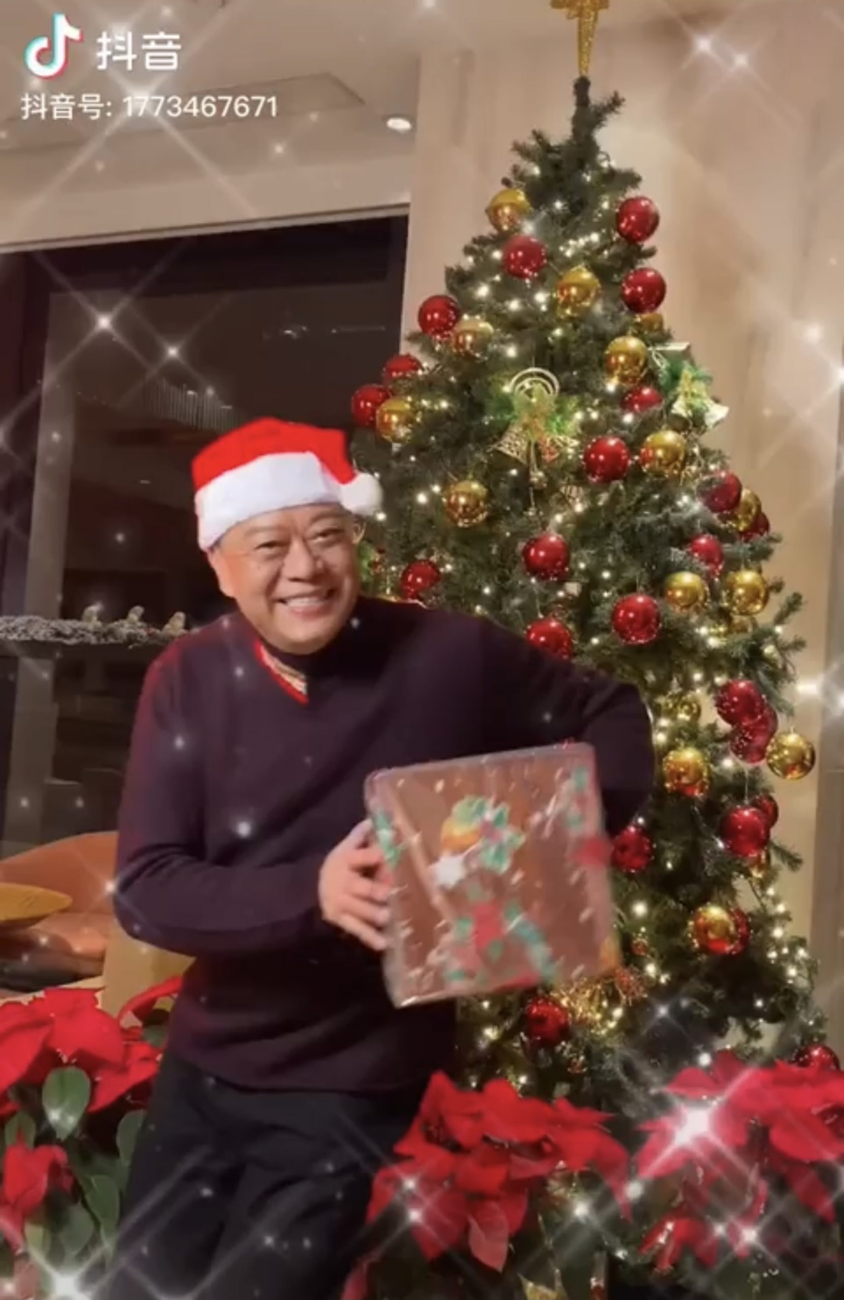 庆圣诞引2万留言责骂 欧阳震华1个Emoji化解