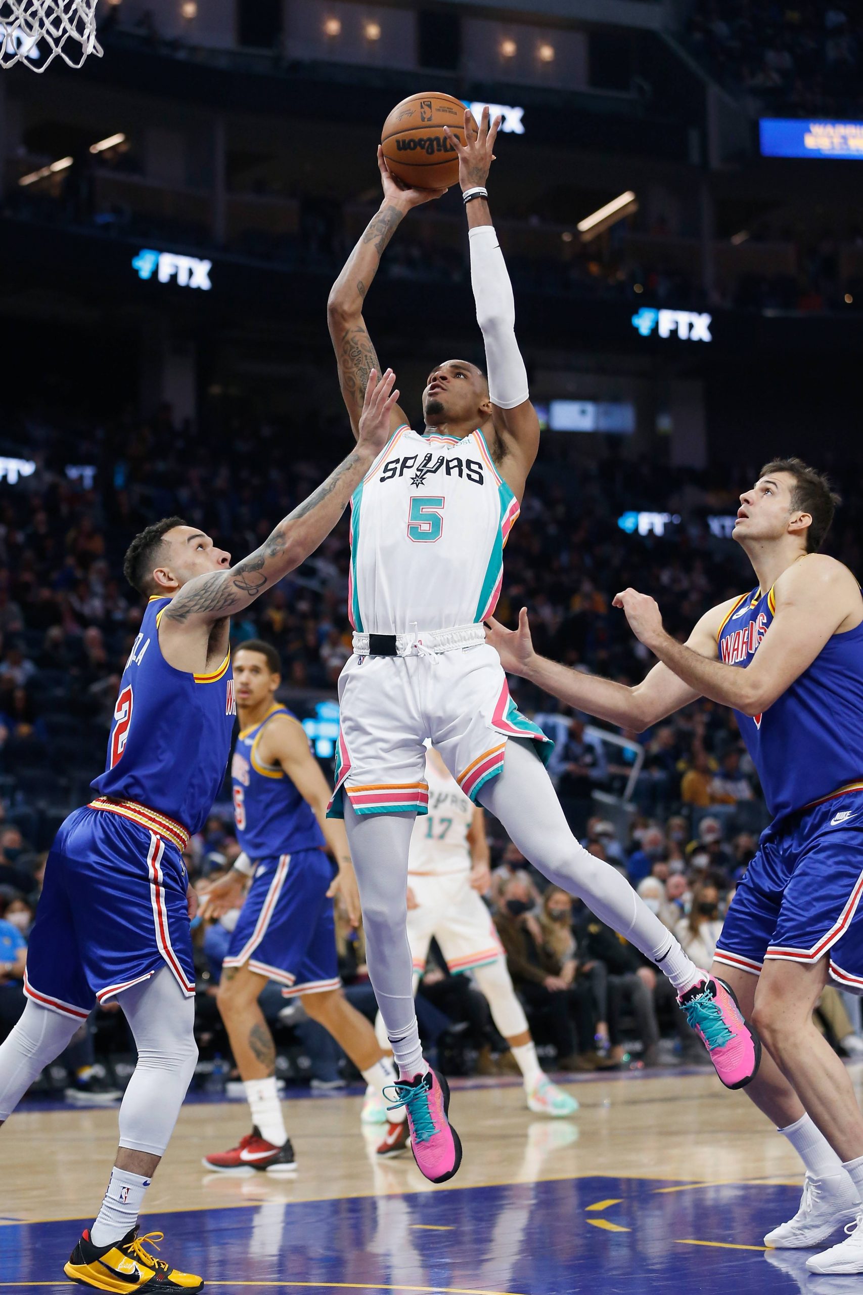 开场低迷意外不敌马刺  勇士暂与太阳并列榜首