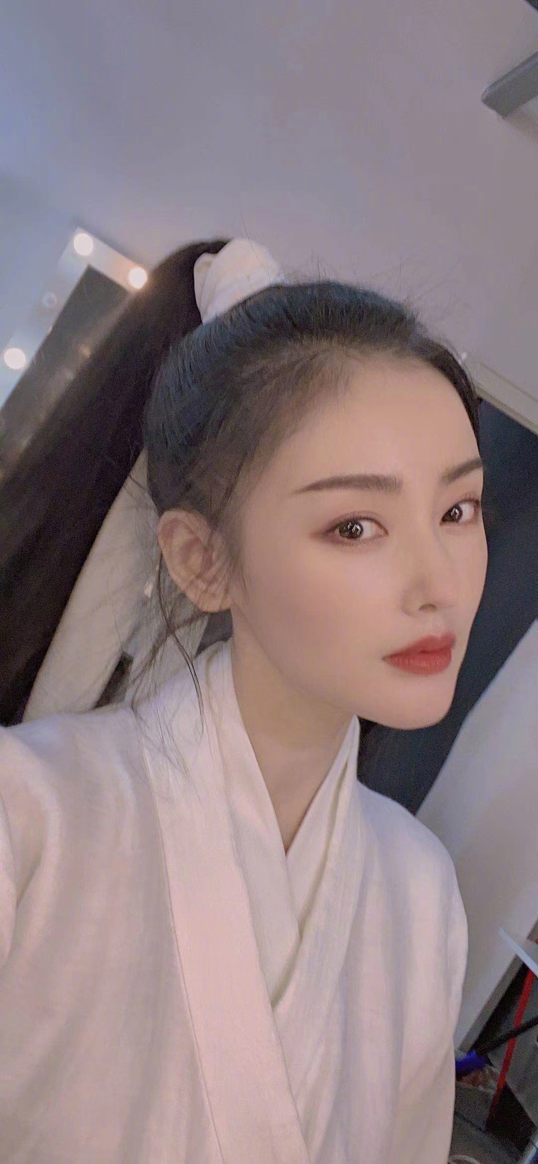 张天爱贴身抱高层照片疯传 公司秒发声灭火