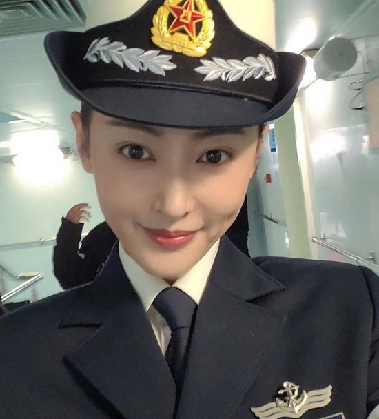 张天爱贴身抱高层照片疯传 公司秒发声灭火