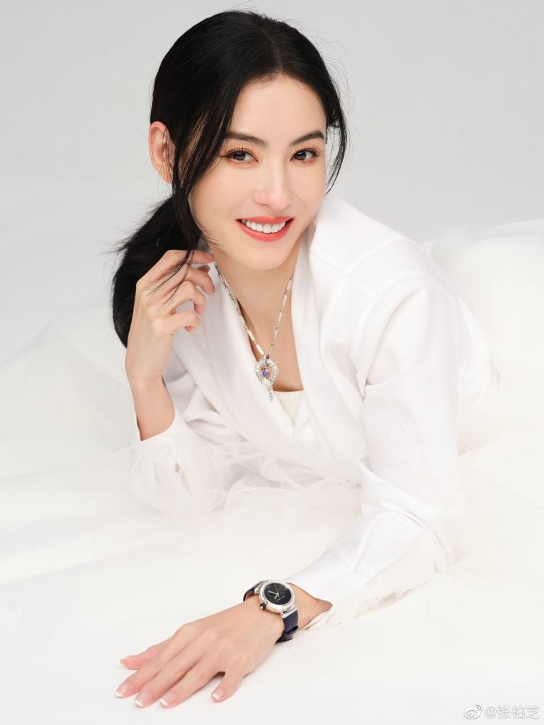 张柏芝直播带货猛摸小鲜肉腹肌!被告知男方女友在现场好尴尬