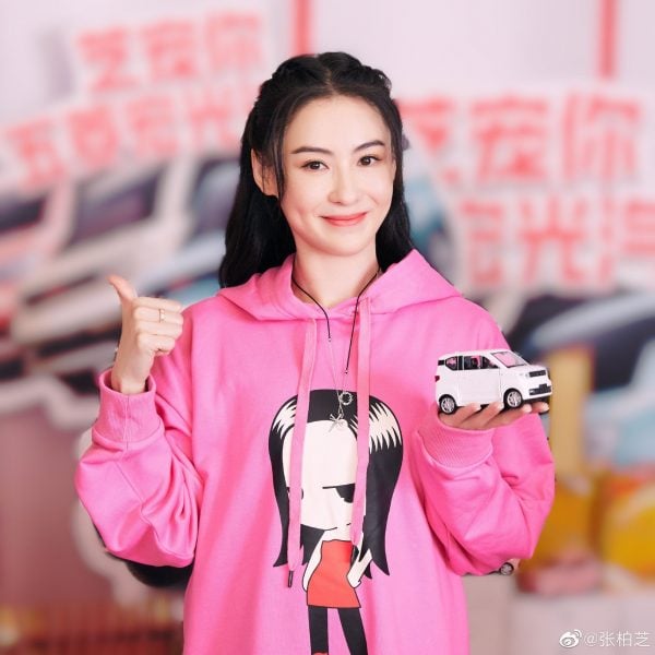 张柏芝直播带货猛摸小鲜肉腹肌!被告知男方女友在现场好尴尬