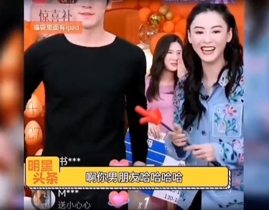 张柏芝直播带货猛摸小鲜肉腹肌!被告知男方女友在现场好尴尬