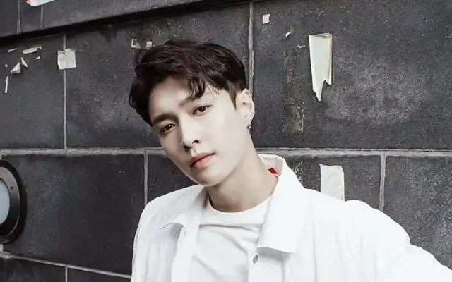 张艺兴遭爆重磅大瓜 网质疑：转移王力宏渣男事件注意力？	