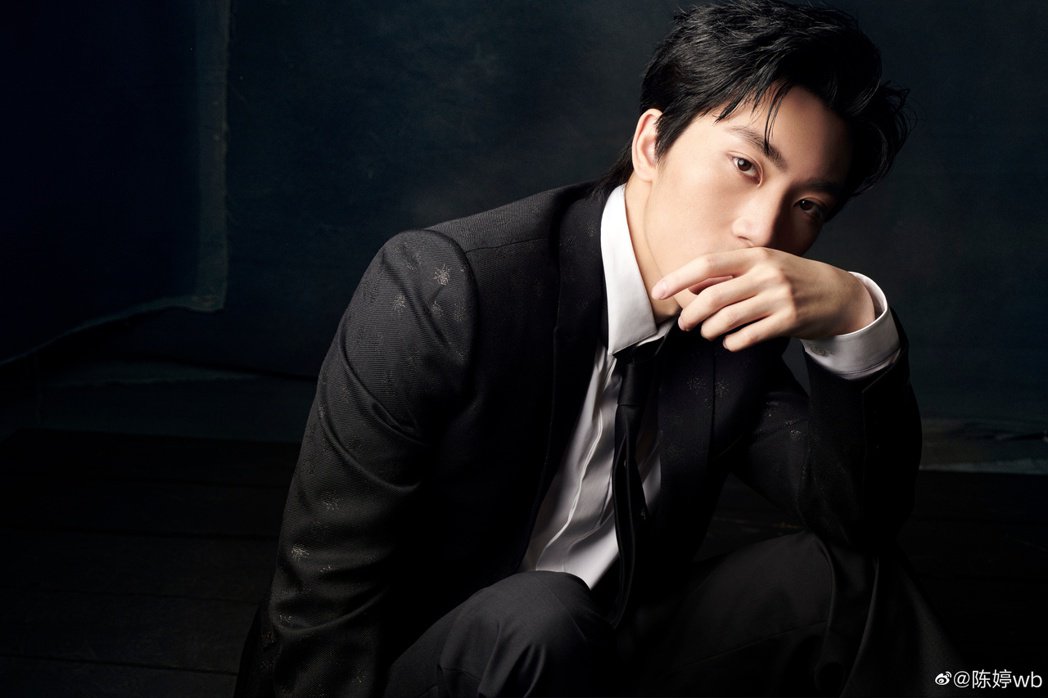 张艺谋20岁长子“花美男脸蛋”曝光 网赞:比爸爸帅多了