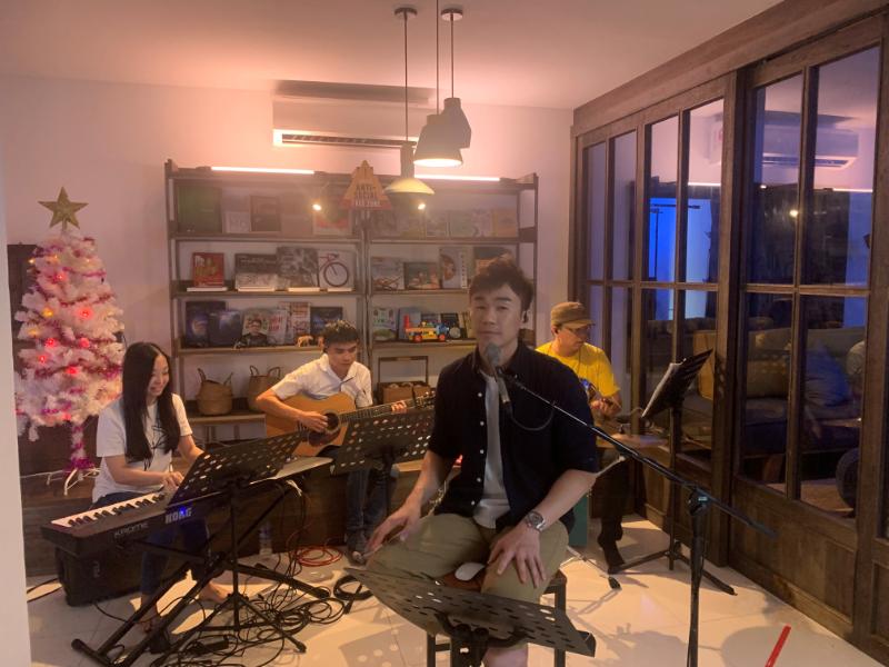 心痛水灾毁家园 林健辉泪洒线上音乐会