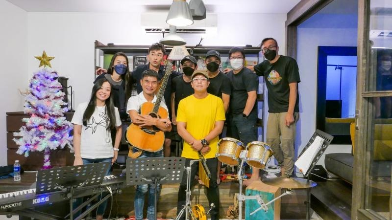 心痛水灾毁家园 林健辉泪洒线上音乐会