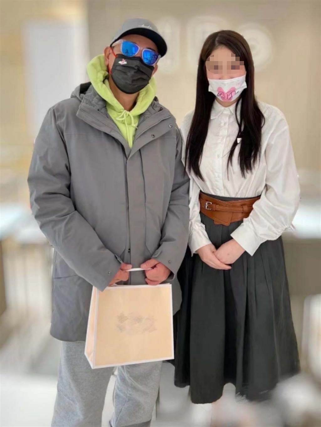 惊喜没了?! 陈小春被爆秘密买戒指 反复确认尺寸