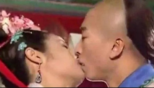 才惊吐是Gay! 周杰暴走自黑“阳痿渣男兼舌吻”