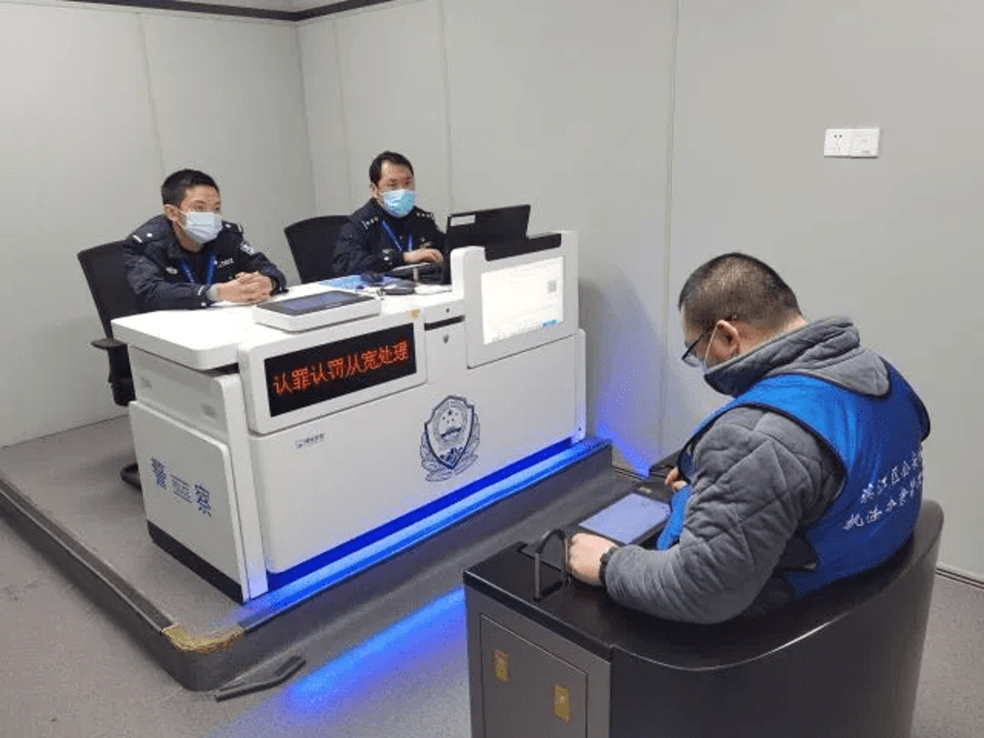 拚图)「疫」外收获？杭州男子逃亡三年崩溃自首：没有健康码寸步难行