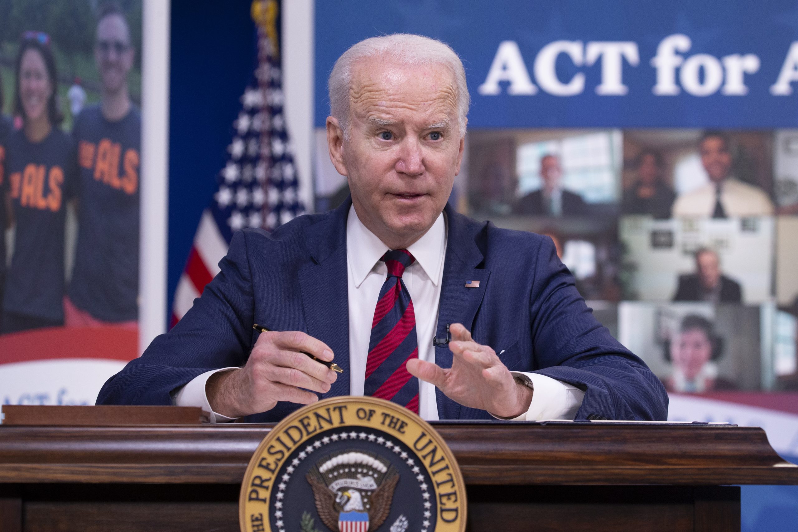 拜登签署法案 禁新疆强迫劳动产品进入美国