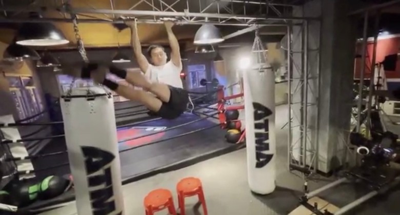 拳王| 57秒地狱式训练拍足6天 张振朗操到面红力竭